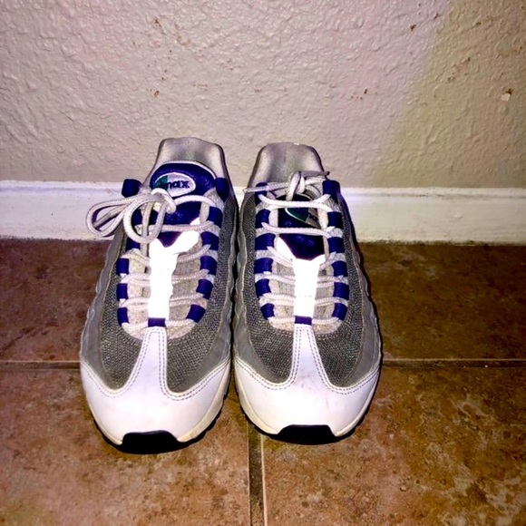 Nike air max- worn a lot but just need a little cleaning - Picture 1 of 2